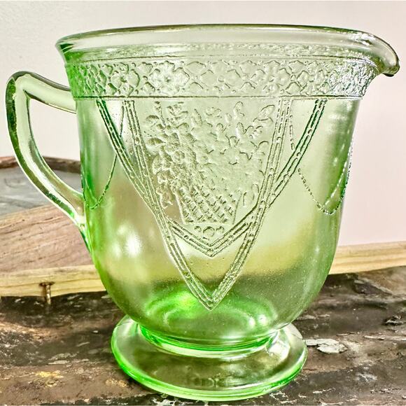 1930s Green Depression Glass Sugar and Creamer Set in Georgian Lovebird - Picture 5 of 7